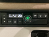 セレクトレバーの左上にオートエアコンがついてますので、お好みの温度をセットするだけで風の強さや風量を自動で調整します。スイッチやダイヤルも簡単操作で快適に過ごせます。