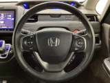 ハンドルにHondaセンシング系のクルーズコントロールやレーンキープアシストなどのスイッチと、オーディオの操作スイッチが装備されています。ハンドルから手を離さず安全に操作できます。
