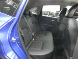 リヤシートは足元空間も広くリラックスしてドライブが楽しめ、ゆったりとおくつろぎ頂けます。