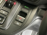 パーキングブレーキはスマートな電子制御式と合わせて渋滞時等にブレーキペダルから足を離しても停車状態を保持してくれるオートブレーキホールド機能で運転が楽になります。スタートはアクセルペダルを踏むだけ