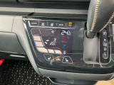 タッチパネル式オートエアコン、お掃除もサッと拭くだけで完了です。