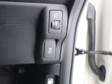 〈VSC〉は、車両の横滑りをセンサーが検知すると、4輪それぞれのブレーキの力とエンジンの出力を自動的に制御し、車両の安定性を確保します!