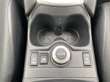 前席シートヒーター付き。座席からの熱で体を温めてくれる快適な装備です。スイッチを入れると2、3分で座席が温まります。温度は、ハイとローの2段階切り替え式。他にヒルディセントや4X4スイッチがあります。