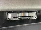 【ETC】有料道路を利用する際に料金所で停止することなく通過できる、ETC車載器(ノンストップ自動料金収受システム機器)が装備されています。セットアップを行うことで利用可能になります。