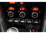 運転席と助手席、それぞれ温度調節ができ、オールシーズン快適なオートエアコンとなっております!