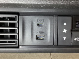 エアコン操作パネルの左側に、スマートフォンなどの充電可能なUSB端子と、音源などの外部入力の可能なUSB端子がついています。移動中に充電もできるので便利です。