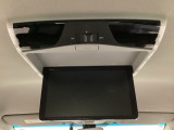 天井にリア席モニターが付いています。ナビゲーションで再生しているDVD等の映像を、後部座席の方にご覧いただくことができます。お子様にも大人気です。