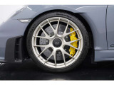 足元には20インチ718ケイマンGT4RS鍛造マグネシウムホイールを装着。高速走行でも安定した走りを実現します。