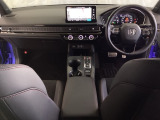車内は光触媒抗菌消臭施工済です。スタイリッシュなデザインでスポーティなインパネ周りを演出します。グローブボックスやカップホルダーのほかにトレーなどたくさんの収納スペースが付いています。