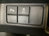VSA装備車です。VSAはドライバーの操作と車の動きを見守っています。もし車の挙動が乱れたとき、4輪別々にブレーキをかけたり、エンジンパワーをしぼることによって車を安定させます。