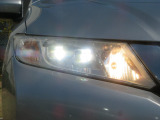切れにくく明るいLEDヘッドライト装備!