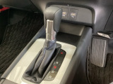 「e:HEV」搭載車です。日常シーンのほとんどをモーターで走行し、高速クルージングなどモーターよりもエンジンの方が効率が良い領域はエンジンで走行、あらゆる領域で優れた燃費走行を実現します。