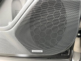 ●harman/kardonサウンドシステム:オーディオ専門メーカーが手掛けるプレミアムスピーカーを装備。多数のスピーカーから、音の粒立ちまで分かる高品質な音楽をお楽しみいただけます。