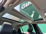 【パノラマムーンルーフ】天井に外の景色が広がり、開放的な車内を感じることができます!曇りや雨の日でも外の明るさを取り入れたり、雨音をアクセントに変えたり、いつもの運転がぐっと楽しくなるはずです!