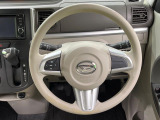 インテリアに合わせたデザインのステアリングは、運転される方のことも考え、運転しやすい形状、大きさです。是非一度、実際に触ってお確かめください。