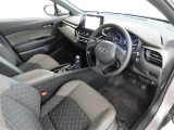 シンプルで使いやすいデザインの運転席です。