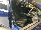 運転席、助手席です。座面も広くゆったりと座れてアームレストも付いているので重宝します。