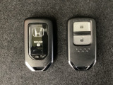 スマートキーを装備しています。鍵を差し込むことなくドアロックの開け閉めと、スタートボタン操作でのエンジンスタートができます。スペアキーも同じものを用意しております。
