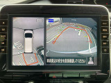 アラウンドビューモニターです。4つのカメラからの映像を合成・処理することで空から見下ろすような視点で周囲を確認でき、駐車時のクルマの位置確認がスムーズになります。