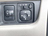 【電動格納ミラー】サイドミラーは電動格納式となっており、狭い駐車場でもキズがつくリスクを抑えられます。