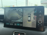 【マルチビューカメラ】搭載で専用カメラにより上空から見下ろしたような映像でディスプレイに表示されます。自車と駐車位置関係を一目で確認できるので死角の部分も確認しやすく駐車もスムーズに行えます