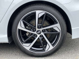 18インチ純正アルミホイール装備 全車両に標準装備の純正アルミホイールは、純正ならではのバランスの良いデザインと、走行安定性をお楽しみ頂けます。