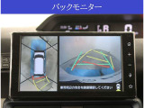 【パノラマモニター】に搭載した4つのカメラにより、車を真上から見ているような映像を表示。運転席から確認しにくい車両周囲の状況を把握できます。