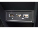 USB入力に対応するとともに、携帯端末の充電が可能な給電用端子を備えています。
