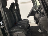 女性でも運転がしやすいように、シートの高さ調整機能(シートリフター)がついています。運転席と助手席の間が空いている為、助手席側への移動がスムーズです。交通量の多い道でも助手席側から乗り降りができます。