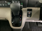 ブレーキホールド機能付き。信号待ちなど足を離してもブレーキ状態を保ち、アクセルを踏むと自動解除されます。スムーズな発進が可能です。