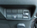 運転席の右下に各種スイッチがまとめられています。