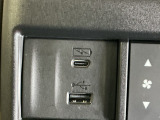 (Type-C〈3A〉)USBチャージャー搭載。スマートフォンなどの充電にとっても便利です