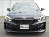 BMWと言えば特徴的なキドニーグリル。ダイナミックなフロントマスクを演出します。