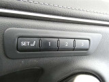 運転席のシートポジションを記憶・再現できるメモリー機能を搭載しています。