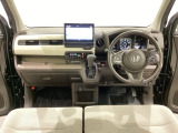 車内は光触媒抗菌消臭施工済です。インパネ周りはスタイリッシュなデザインで機能や装備も充実しています。グローブボックスやカップホルダーのほかにトレーなどたくさんの収納スペースが付いています。