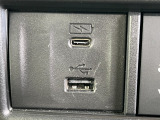 USBソケットからスマートフォンを充電しながらドライブ可能☆