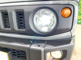 【LEDヘッドライト】悪天候や夜間走行時も良好な視界を確保し安心して運転できる高輝度LEDヘッドライトを装備!点灯速度が早く、消費電力も抑えられています。