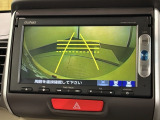 リバースギアに入れるだけで後方の表示へ切り替わります。夜間や雨の日の駐車も楽になりますよ。