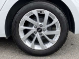 16インチ純正アルミホイール装備 全車両に標準装備の純正アルミホイールは、純正ならではのバランスの良いデザインと、走行安定性をお楽しみ頂けます。