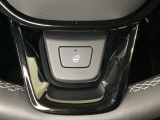 ステアリングヒーターを装備しています。ステアリングホイールにヒーターユニットを内蔵しており、冬場の寒い日も快適なドライブをサポートします。