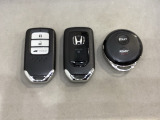 スマートキーを装備しています。鍵を差し込むことなくドアロックの開け閉めと、電動テールゲートのボタンでトランクを開けることができます。加えて、純正リモコンエンジンスターター用の操作キーもついています。