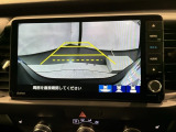リバースギアに入れるだけで後方の表示へ切り替わります。夜間や雨の日の駐車も楽になりますよ。