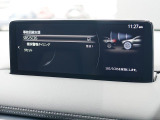 こちらのお車には先進安全装備が多数搭載されています。衝突被害を回避あるいは軽減するためのブレーキや、後方死角からの接近警報、車線逸脱を防止する警報装置など、詳しくはスタッフまでお尋ねください。