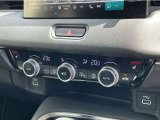 オートエアコンは左右席で独立温度コントロールが可能です。シートヒーター付きで、冷えた車内でもスイッチを押せば数秒で座面と背もたれがあたたかくなります。