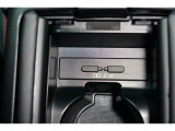 コンソールボックス内には、スマートホンなどの充電が可能なUSB出力電源(DC5V)を設置。