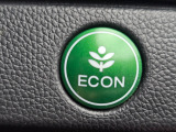 ワンタッチで省燃費走行をサポートするECONスイッチを装備。