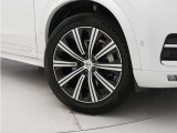 ダイヤモンドカット/ブラック10スポーク9.0J&times;20インチアルミホイール。衝突回避・被害軽減ブレーキシステムやパイロット・アシストなど、数多くの先進安全・運転支援機能を標準装備。