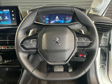 プジョーのステアリングは小口径でi-cockpitが見やすく上下が平行になっているのが特徴です。パドルシフトも付いています。