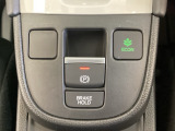 セレクトレバーの下に電子制御パーキングブレーキがあります。スイッチひとつで、停車した地点の傾斜などをシステムが検知・判断してブレーキ力を自動的に最適制御し、しっかり停車できるパーキングシステムです。