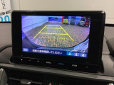 リバースギアに入れるだけで後方の表示へ切り替わります。夜間や雨の日の駐車も楽になりますよ。